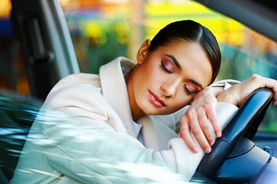 Женщина уснула за рулем автомобиля